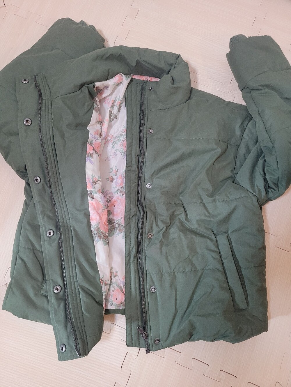 Rvca Olive Green Cropped Puffer Jacket Floral Lining Size Medium 10